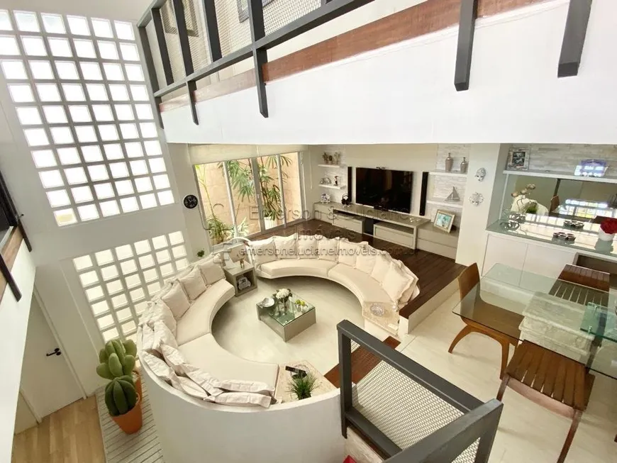 Foto 1 de Casa com 3 Quartos à venda, 200m² em Agronômica, Florianópolis