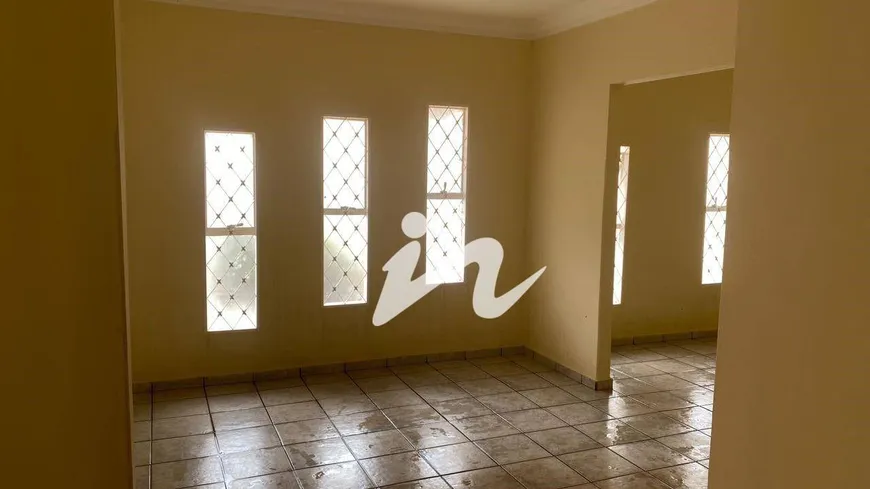 Foto 1 de Casa com 4 Quartos à venda, 250m² em Santa Mônica, Uberlândia