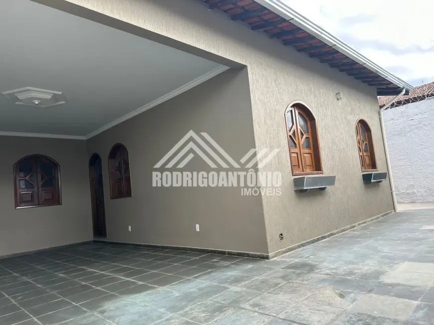 Foto 1 de Casa com 3 Quartos à venda, 288m² em Conjunto Residencial Jk, Montes Claros