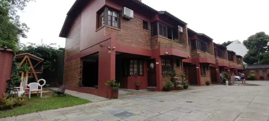 Foto 1 de Casa com 3 Quartos para alugar, 170m² em Pedra Redonda, Porto Alegre