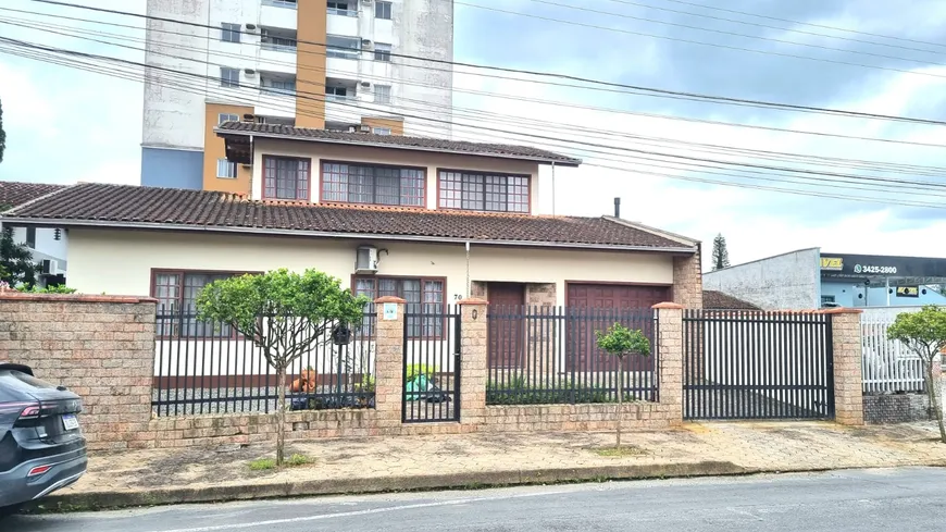 Foto 1 de Sobrado com 4 Quartos à venda, 240m² em Costa E Silva, Joinville