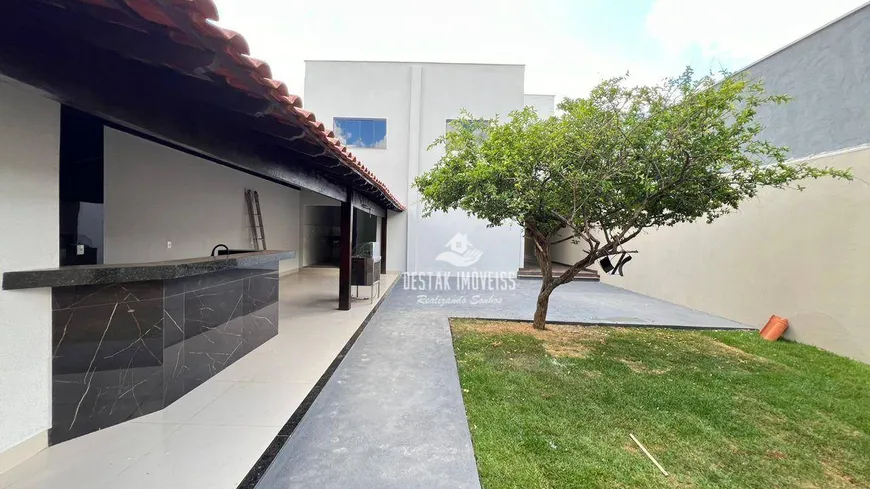 Foto 1 de Sobrado com 4 Quartos à venda, 258m² em Santa Mônica, Uberlândia