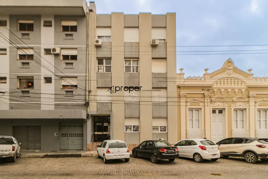 Foto 1 de Apartamento com 4 Quartos para alugar, 108m² em Centro, Pelotas