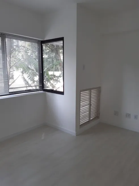 Foto 1 de Sala Comercial para venda ou aluguel, 30m² em Auxiliadora, Porto Alegre