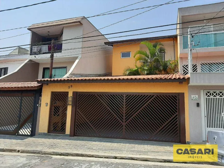 Foto 1 de Sobrado com 3 Quartos à venda, 236m² em Vila Scarpelli, Santo André