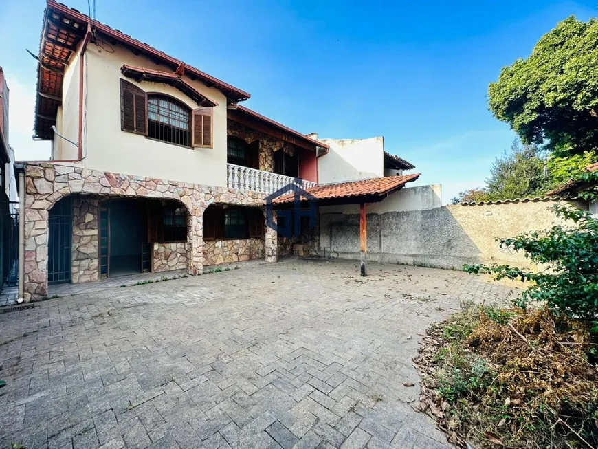 Foto 1 de Casa com 4 Quartos à venda, 220m² em Santa Amélia, Belo Horizonte