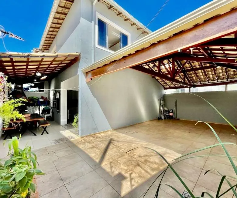 Foto 1 de Casa com 3 Quartos à venda, 150m² em Castelo, Belo Horizonte