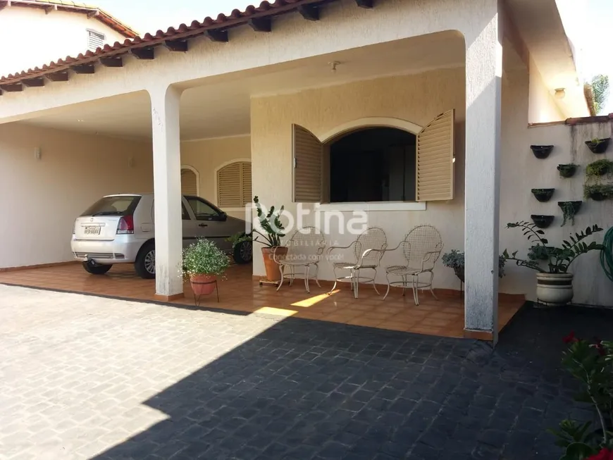 Foto 1 de Casa com 3 Quartos à venda, 170m² em Umuarama, Uberlândia