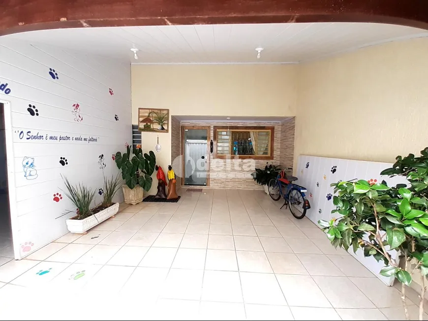 Foto 1 de Casa com 3 Quartos à venda, 190m² em Jardim das Palmeiras, Uberlândia