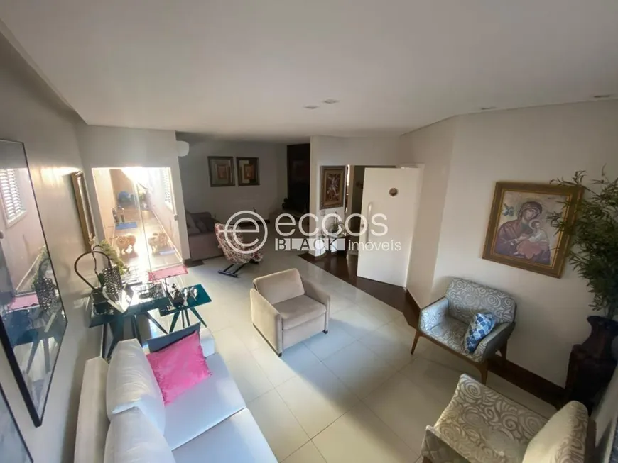 Foto 1 de Casa com 4 Quartos à venda, 375m² em Tubalina, Uberlândia