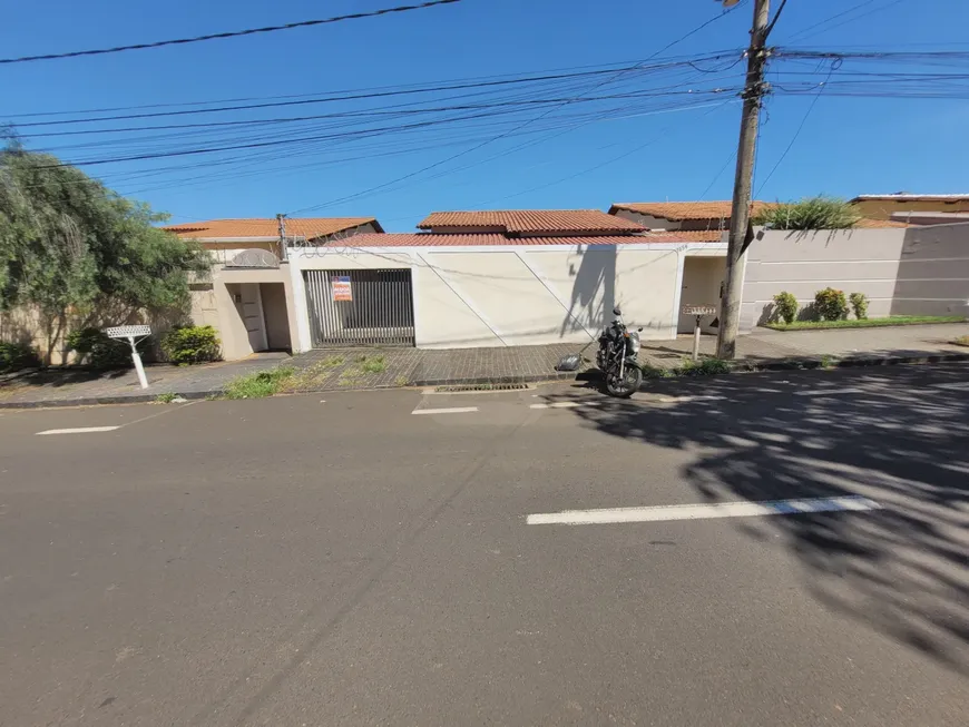 Foto 1 de Casa com 3 Quartos para alugar, 120m² em Segismundo Pereira, Uberlândia