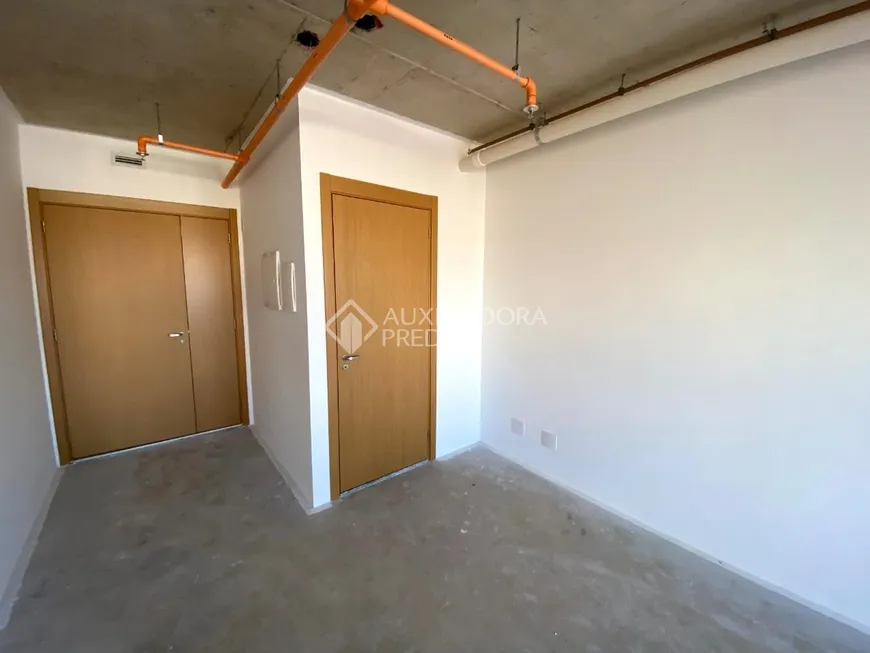 Foto 1 de Sala Comercial para alugar, 47m² em Passo da Areia, Porto Alegre