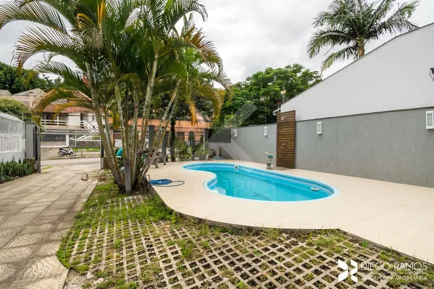 Foto 1 de Casa com 4 Quartos à venda, 350m² em Chácara das Pedras, Porto Alegre