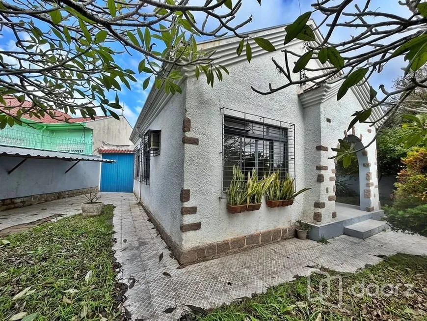 Foto 1 de Casa com 3 Quartos à venda, 120m² em Passo da Areia, Porto Alegre