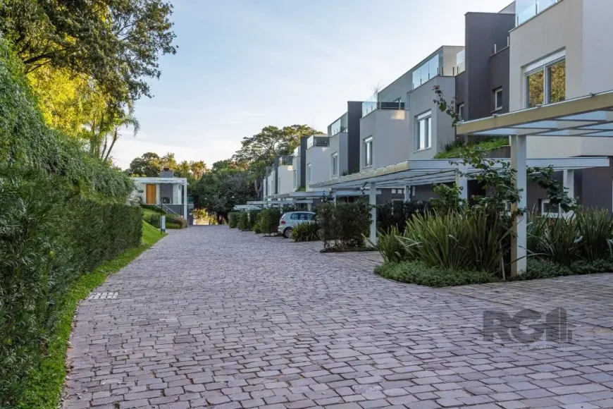 Foto 1 de Casa de Condomínio com 3 Quartos à venda, 344m² em Pedra Redonda, Porto Alegre