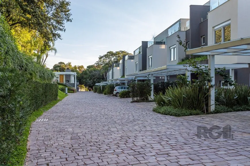 Foto 1 de Casa de Condomínio com 3 Quartos à venda, 345m² em Pedra Redonda, Porto Alegre