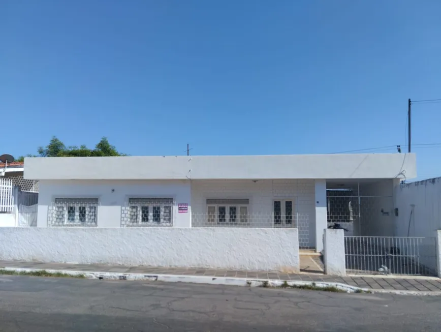 Foto 1 de Casa com 3 Quartos para venda ou aluguel, 333m² em São Miguel, Juazeiro do Norte