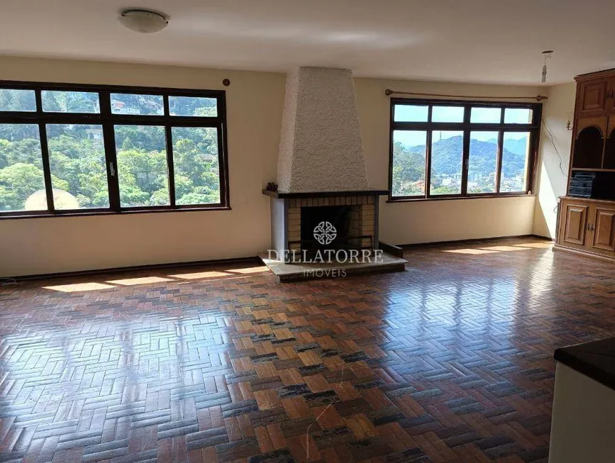 Foto 1 de Casa com 5 Quartos à venda, 217m² em Parque do Ingá, Teresópolis