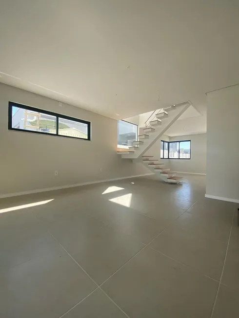 Foto 1 de Casa com 3 Quartos à venda, 126m² em Carianos, Florianópolis