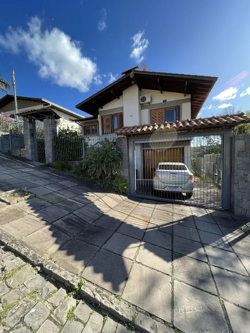 Foto 1 de Casa com 3 Quartos à venda, 214m² em Santa Corona, Caxias do Sul