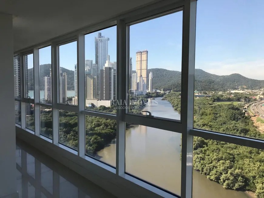 Foto 1 de Apartamento com 4 Quartos à venda, 214m² em Centro, Balneário Camboriú