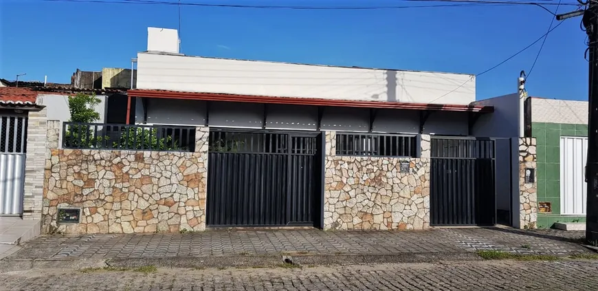 Foto 1 de Casa com 4 Quartos à venda, 228m² em Candelária, Natal