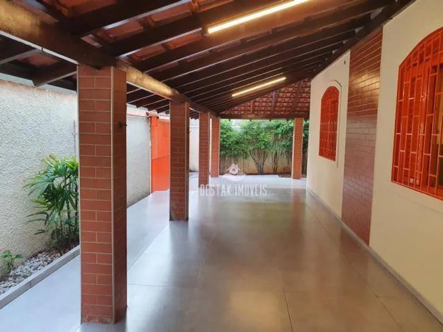 Foto 1 de Sobrado com 3 Quartos à venda, 263m² em Santa Mônica, Uberlândia