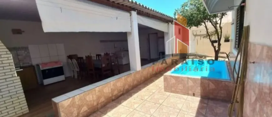 Foto 1 de Casa com 3 Quartos à venda, 240m² em Mansorur, Uberlândia