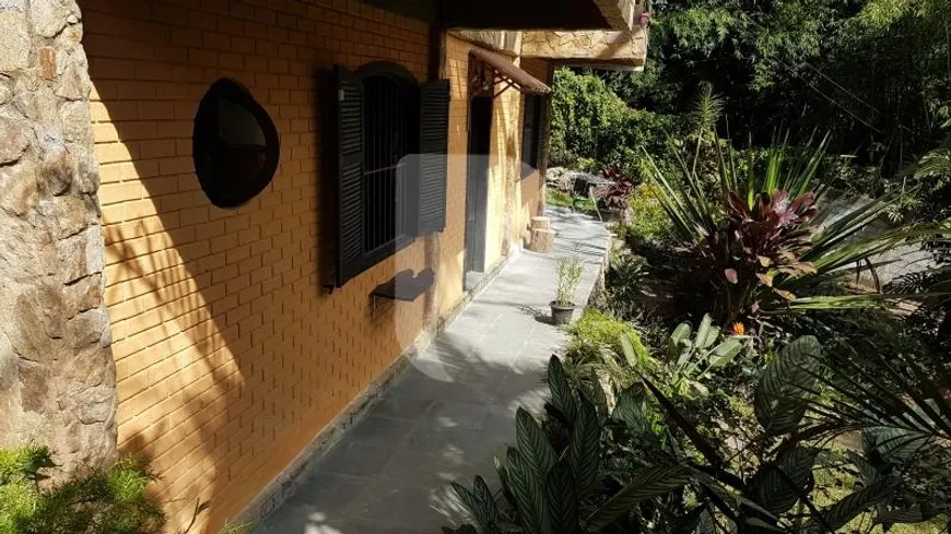 Foto 1 de Casa com 4 Quartos para venda ou aluguel, 260m² em Samambaia, Petrópolis