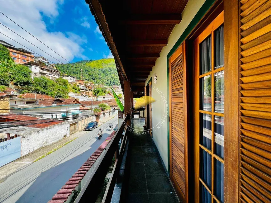 Foto 1 de Casa com 6 Quartos à venda, 300m² em Itamarati, Petrópolis