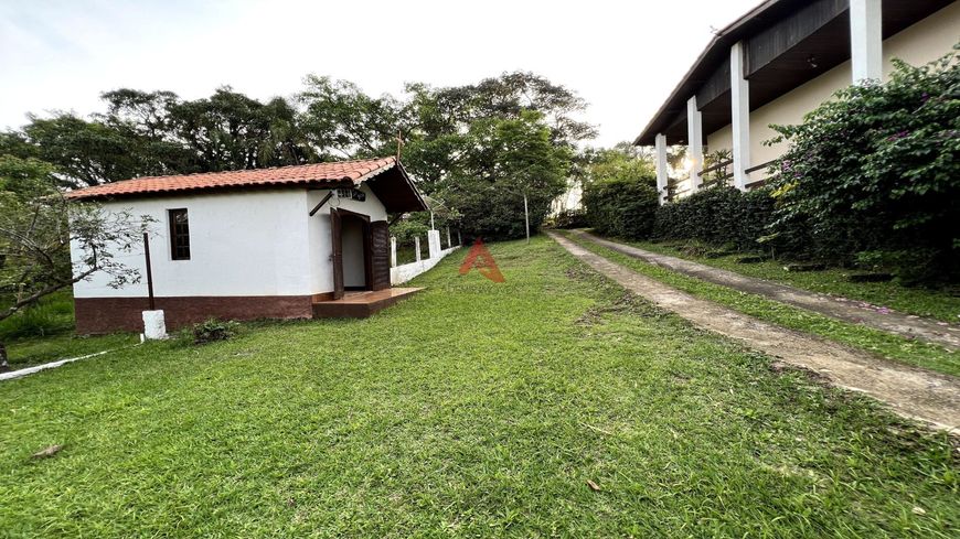 Chácara rural espaçosa com casa principal e de empregado.