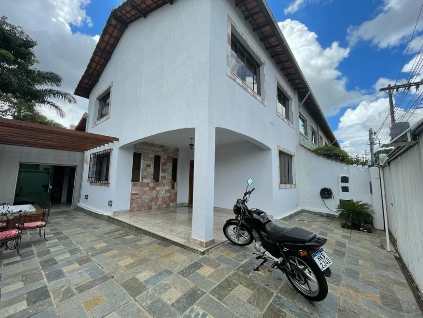 Foto 1 de Casa com 4 Quartos à venda, 200m² em Planalto, Belo Horizonte