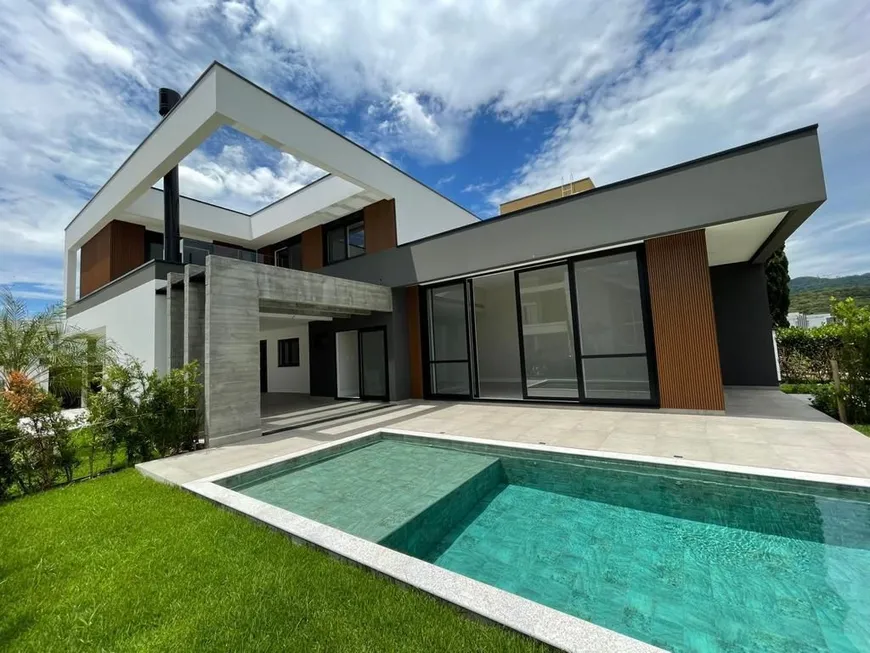 Foto 1 de Casa de Condomínio com 3 Quartos à venda, 264m² em Santa Regina, Camboriú