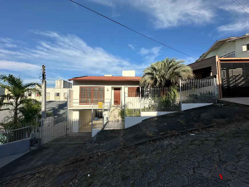 Foto 1 de Casa com 3 Quartos para alugar, 140m² em Trindade, Florianópolis