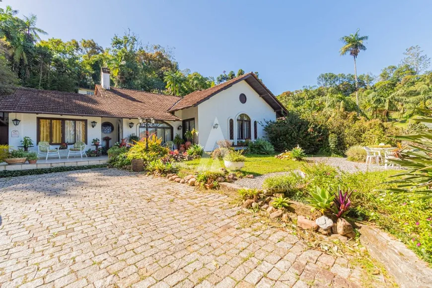 Foto 1 de Casa com 3 Quartos à venda, 334m² em Saguaçú, Joinville