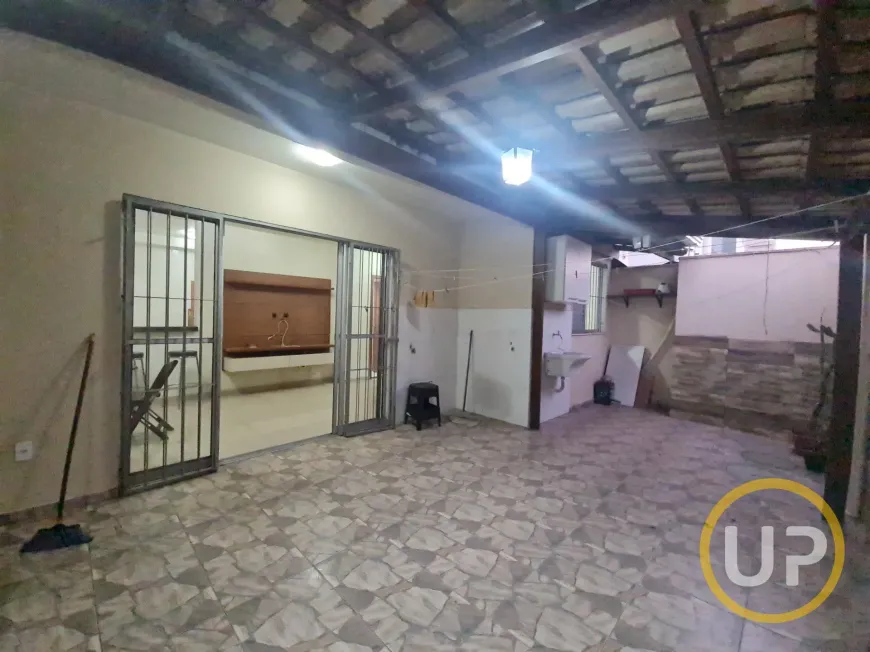 Foto 1 de Casa com 2 Quartos à venda, 80m² em Alvorada, Contagem