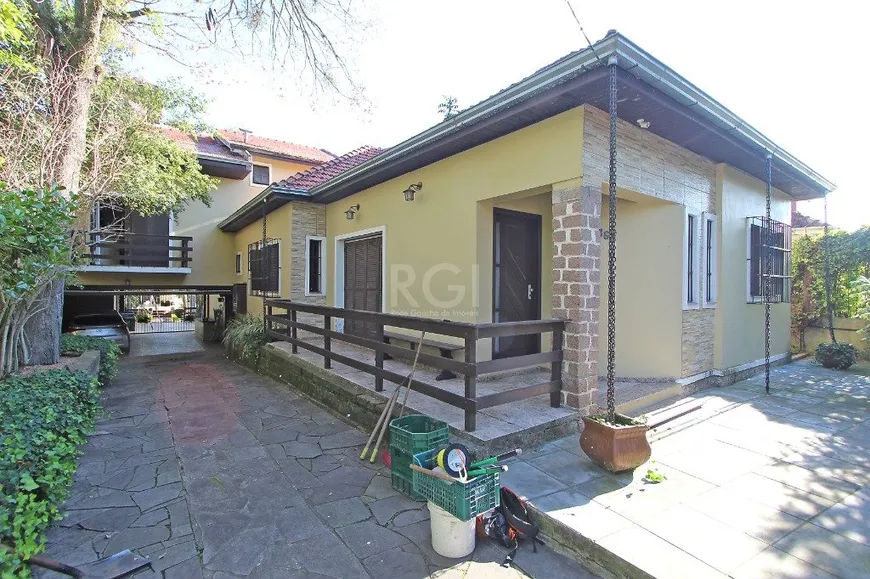 Foto 1 de Casa com 5 Quartos à venda, 229m² em Teresópolis, Porto Alegre