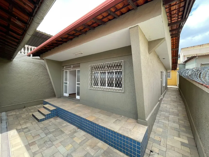 Foto 1 de Casa com 3 Quartos à venda, 201m² em Caiçara Adeláide, Belo Horizonte