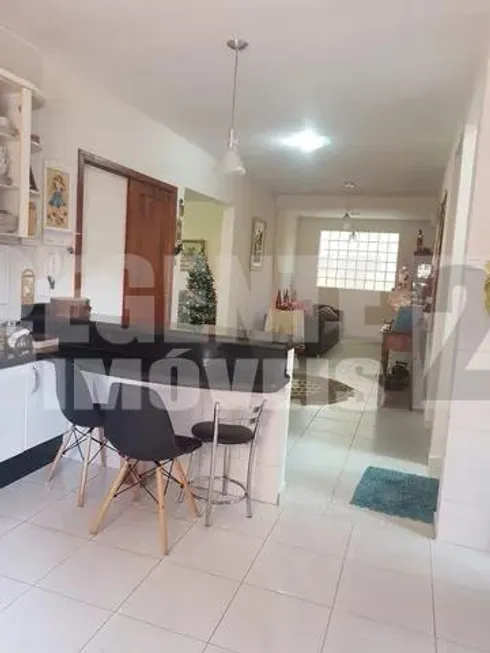 Foto 1 de Casa com 2 Quartos à venda, 243m² em Córrego Grande, Florianópolis