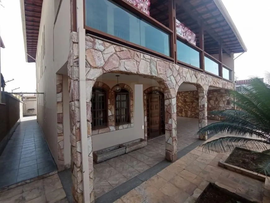 Foto 1 de Casa com 3 Quartos à venda, 364m² em Heliópolis, Belo Horizonte