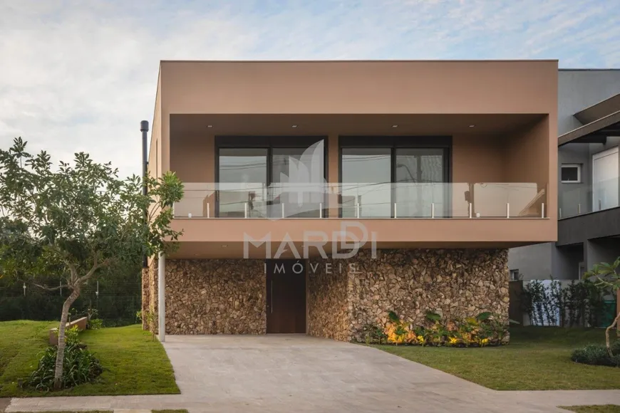 Foto 1 de Casa de Condomínio com 4 Quartos à venda, 330m² em Vila Nova, Porto Alegre