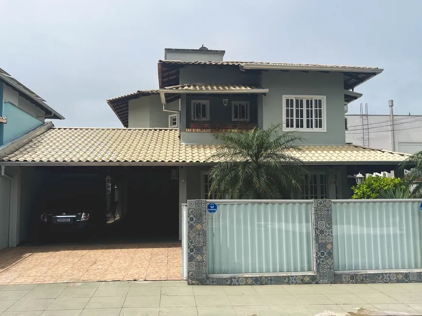 Foto 1 de Sobrado com 5 Quartos à venda, 348m² em Praia dos Amores, Balneário Camboriú