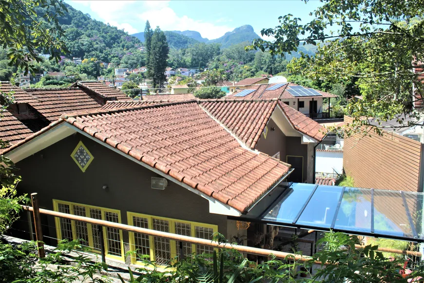 Foto 1 de Casa com 3 Quartos à venda, 143m² em Castelanea, Petrópolis