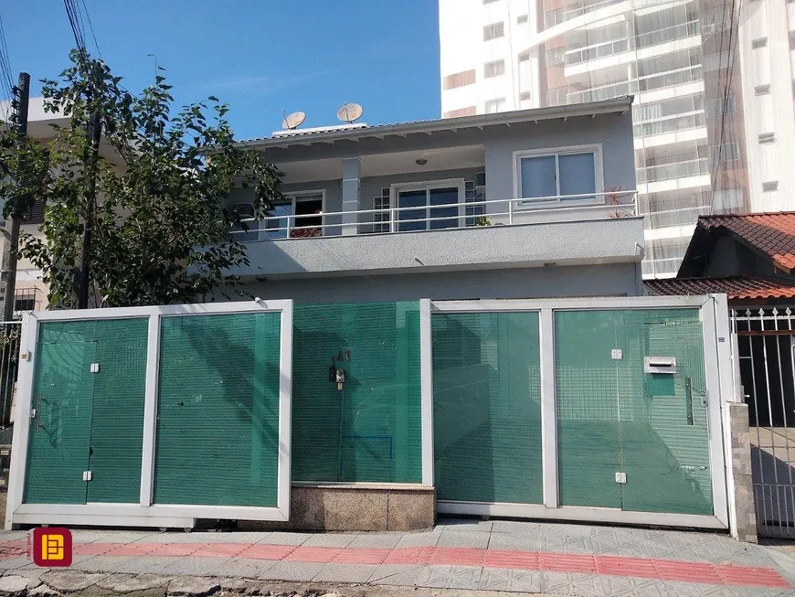 Foto 1 de Casa com 6 Quartos à venda, 222m² em Barreiros, São José