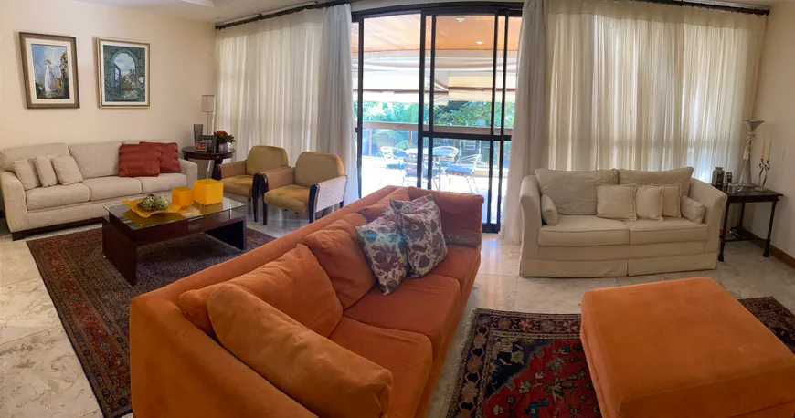 Foto 1 de Apartamento com 4 Quartos para alugar, 210m² em Barra da Tijuca, Rio de Janeiro