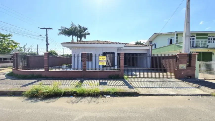 Foto 1 de Casa com 3 Quartos para alugar, 214m² em Espinheiros, Joinville