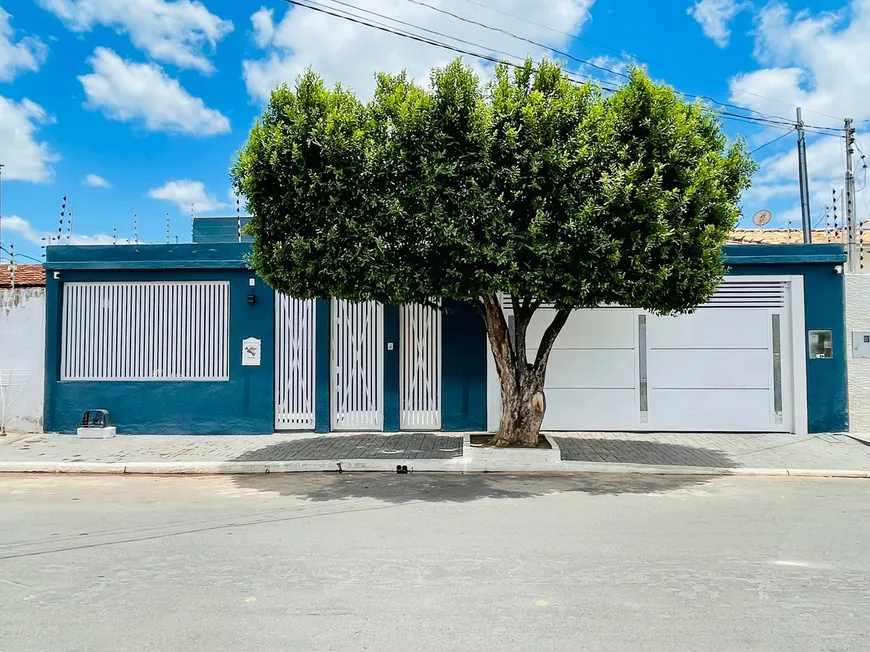 Foto 1 de Casa com 3 Quartos para alugar, 180m² em CPA I, Cuiabá