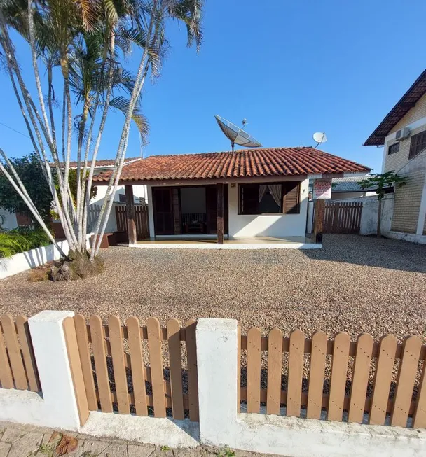 Foto 1 de Casa com 2 Quartos para alugar, 70m² em Praia da Enseada, São Francisco do Sul