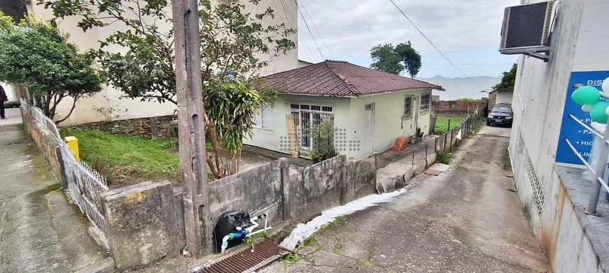 Foto 1 de Lote/Terreno à venda, 450m² em Barreiros, São José