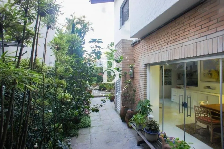 Foto 1 de Casa com 4 Quartos à venda, 365m² em Jardim Luzitânia, São Paulo